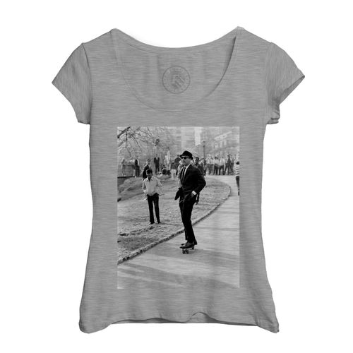 T-Shirt Femme Col Echancré Swag Homme En Costume Sur Un Skate Central Park New York