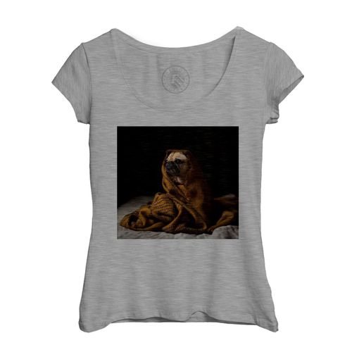 T-Shirt Femme Col Echancré Petit Chien Carlin Emmitouflé Dans Une Couverture Triste Mignon Attendrissant Animaux