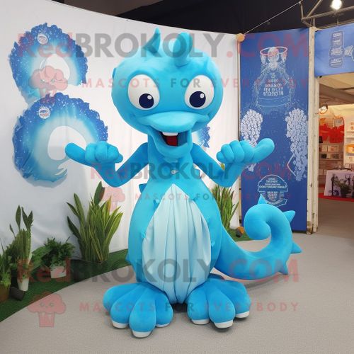 Personnage De Costume De Mascotte Redbrokoly D'hydre Bleu Ciel Habillé D'une Robe Trapèze Et D'épingles À Cravate