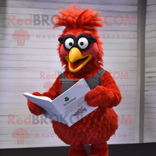 Personnage De Costume De Mascotte Redbrokoly De Poulet Rouge Parmesan Habillé D'un Jean Skinny Et De Lunettes De Lecture
