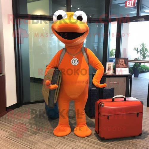 Personnage De Costume De Mascotte Redbrokoly Titanoboa Orange Habillé D'un T-Shirt Henley Et De Porte-Documents
