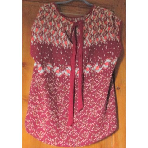 Petit Haut Féminin Léger Sans Manches - Encolure Ronde Gansée Fermée Par Un Grand Lien - Fond Rouge Foncé Parsemé De Fleurs Et Fleurettes Orange/Blanc/Vert- Monteau Taille Xxl -97%Polyester/3%Spandex