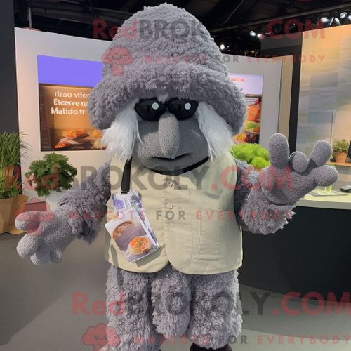 Mascotte Redbrokoly De Chou-Fleur Gris Personnage Habillé Avec Un Cardigan Et Des Chapeaux