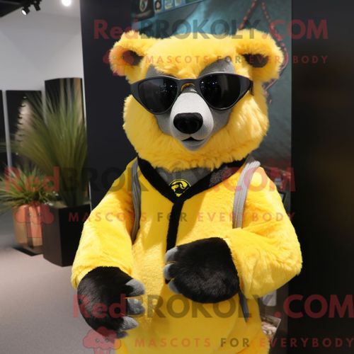 Costume Mascotte Redbrokoly D Ours À Lunettes Jaune Citron Personnage Habillé Avec Un Pull Et Des Bracelets