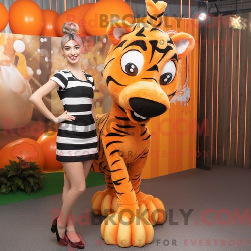 Costume Mascotte Redbrokoly De Zèbre Orange Habillé D Une Mini Jupe Et De Pinces À Cheveux