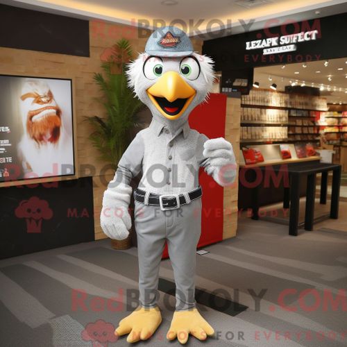 Personnage De Costume De Mascotte Redbrokoly De Poulet Au Beurre Argenté Habillé Avec Un Jean Skinny Et Des Ceintures