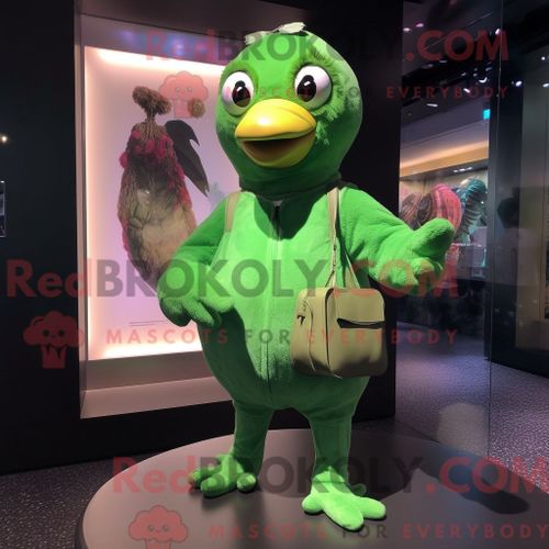 Personnage Mascotte Redbrokoly D Un Ballon Bleu Marine En Forme De Coeur Habillé D Une Parka Et De Bandeaux