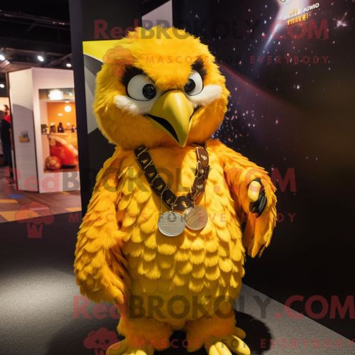 Costume Mascotte Redbrokoly D Aigle Jaune Habillé D Une Combishort Et De Colliers