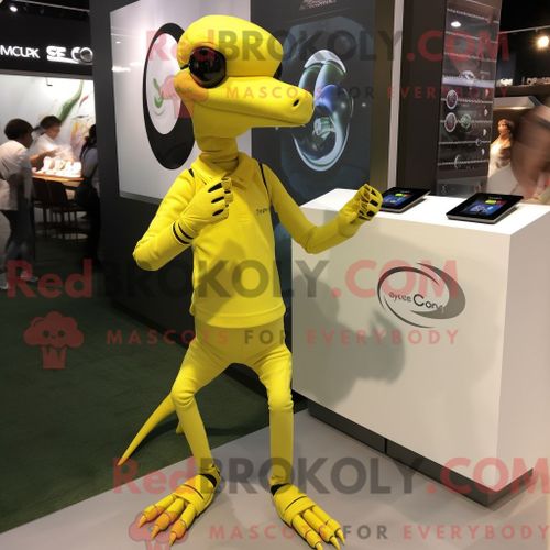 Personnage Mascotte Redbrokoly D Un Dragon D Or Habillé D Un Short En Jean Et De Colliers