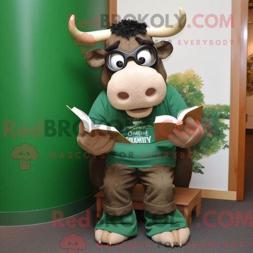 Costume De Mascotte Redbrokoly De Taureau Vert Forêt Habillé D Un T-Shirt Henley Et De Lunettes De Lecture