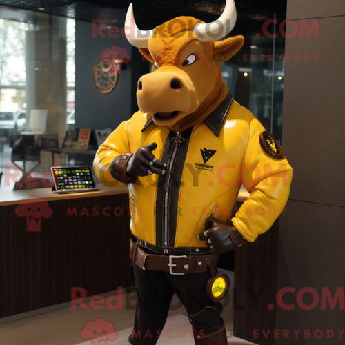 Personnage De Costume De Mascotte Redbrokoly De Taureau Jaune Habillé D Une Veste En Cuir Et De Montres Numériques
