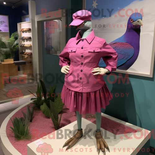 Costume Mascotte Redbrokoly De Pigeon Voyageur Magenta Personnage Habillé D Un Bermuda Et De Bérets