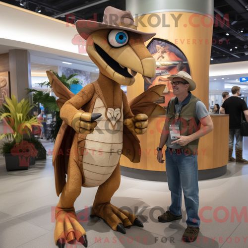 Costume Mascotte Redbrokoly De Dimorphodon Beige Personnage Habillé Avec Un Jean Bootcut Et Des Bagues