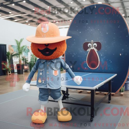 Personnage De Costume De Mascotte Redbrokoly De Table De Ping-Pong De Pêche Habillé Avec Un Short En Jean Et Des Épingles À Chapeau