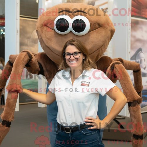 Costume Mascotte Redbrokoly D Araignée Marron Habillé Avec Un Jean Maman Et Des Bretelles