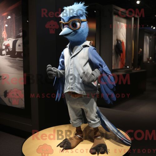 Costume De Mascotte Redbrokoly De Geai Bleu Rouille Personnage Habillé Avec Un Jean Boyfriend Et Des Broches