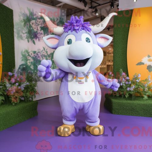 Personnage De Costume De Mascotte Redbrokoly De Taureau Lavande Habillé Avec Un Pantalon Capri Et Des Ceintures De Smoking