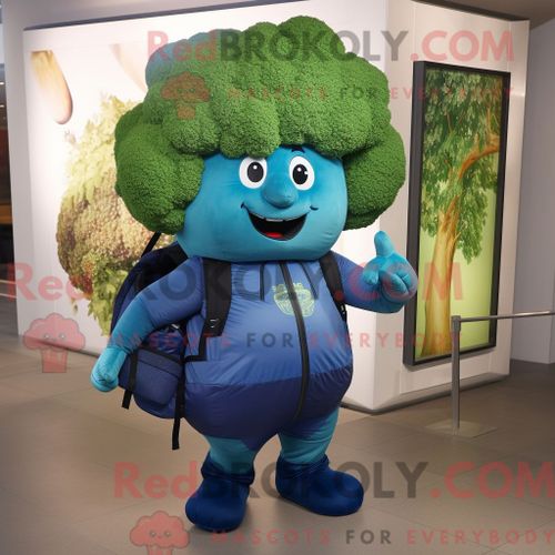 Personnage Mascotte Redbrokoly De Brocoli Bleu Habillé Avec Un Jegging Et Des Sacs À Dos