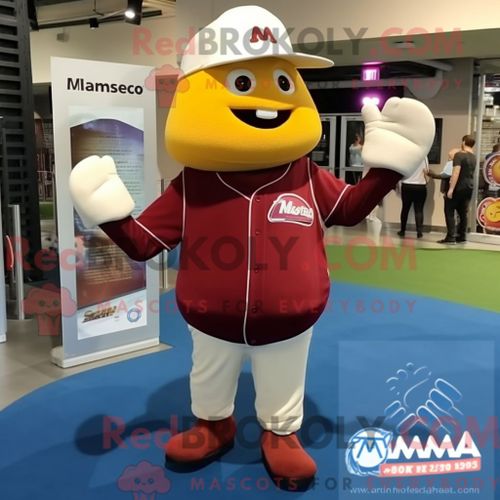 Costume De Mascotte Redbrokoly Maroon Mango Habillé Avec Un T-Shirt De Baseball Et Des Sacs Messager