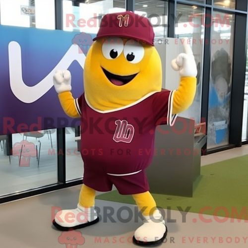 Costume De Mascotte Redbrokoly Maroon Mango Habillé Avec Un T-Shirt De Baseball Et Des Sacs Messager