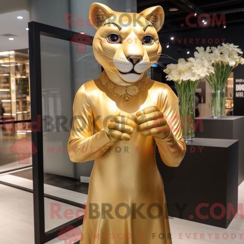 Costume Mascotte Redbrokoly De Puma Doré Personnage Habillé Avec Une Robe De Soirée Et Des Épingles À Cheveux