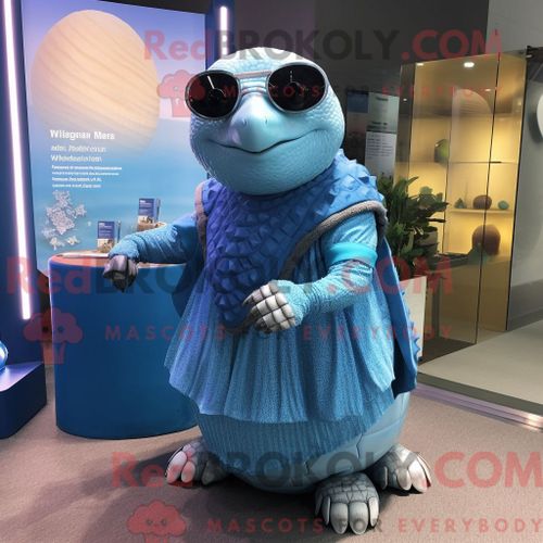 Costume Mascotte Redbrokoly De Puma Doré Personnage Habillé Avec Une Robe De Soirée Et Des Épingles À Cheveux
