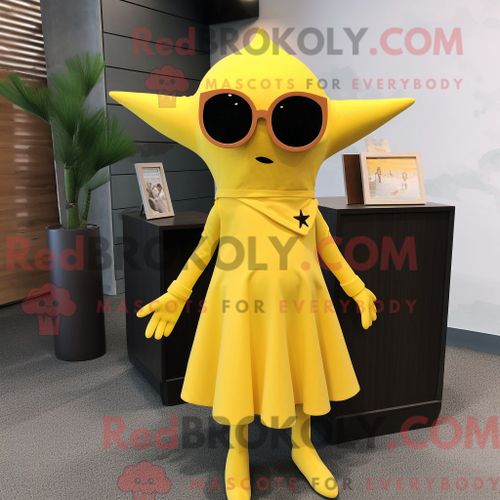 Personnage De Costume De Mascotte Redbrokoly D Étoile De Mer Jaune Habillé Avec Une Robe Trapèze Et Des Lunettes De Soleil