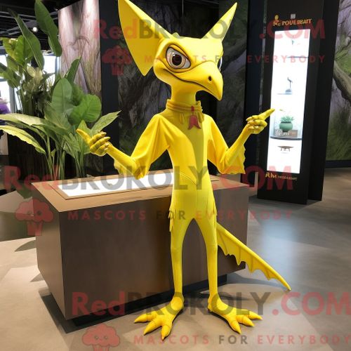 Personnage Mascotte Redbrokoly Magenta Mango Habillé Avec Une Jupe Portefeuille Et Des Montres