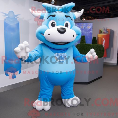 Costume De Mascotte Redbrokoly De Taureau Bleu Ciel Habillé Avec Un T-Shirt À Manches Longues Et Des Mitaines