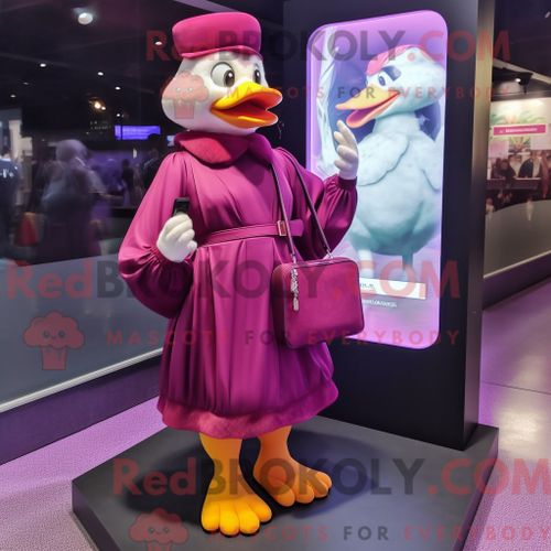 Costume De Mascotte Redbrokoly De Canard De Barbarie Magenta Personnage Habillé D Une Mini-Robe Et De Sacs Messager