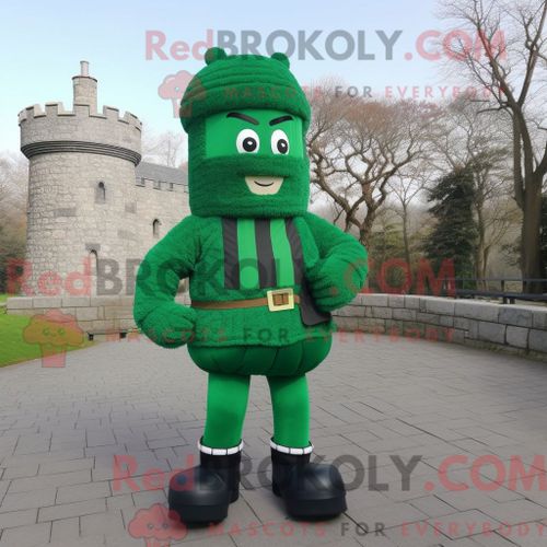 Costume De Mascotte Redbrokoly D Aigle De Maroon Haast Habillé Avec Un Jean Et Des Colliers