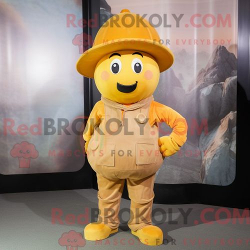Personnage De Costume De Mascotte Redbrokoly De Citrouille Dorée Habillé D Un Short Cargo Et D Épingles À Chapeau