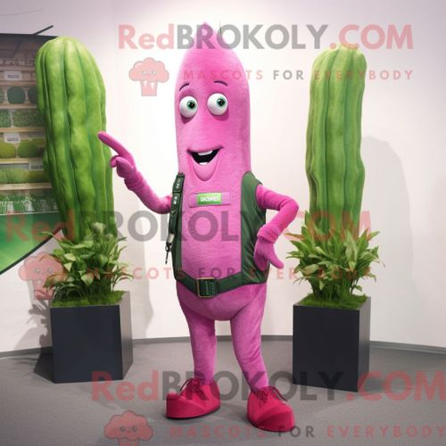 Costume Mascotte Redbrokoly D Asperges Magenta Personnage Habillé Avec Un Jean Skinny Et Des Boucles D Oreilles
