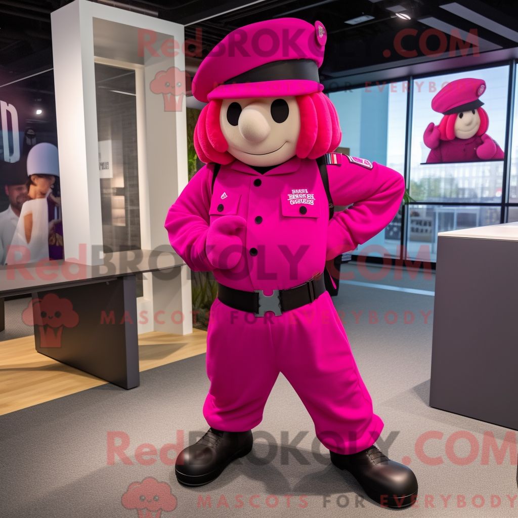 Costume Mascotte Redbrokoly De Commando Magenta Personnage Habillé Avec Une Jupe-Culotte Et Des Bérets
