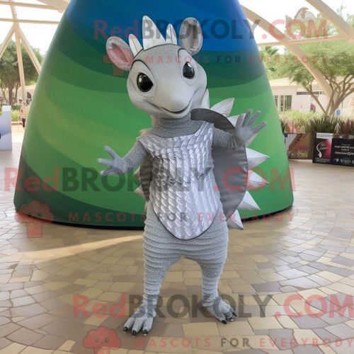 Costume Mascotte Redbrokoly De Tatou Argenté Habillé D Un Maillot De Bain Une Pièce Et De Clips Pour Écharpe