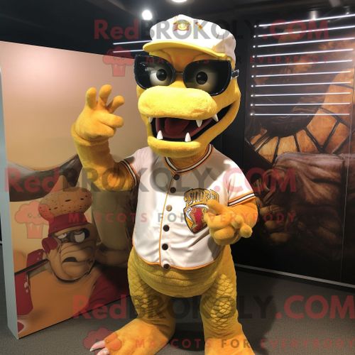Personnage De Costume De Mascotte Redbrokoly De Dragon D Or Habillé Avec Un T-Shirt De Baseball Et Des Lunettes
