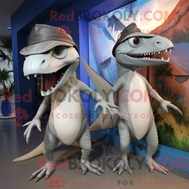 Costume Mascotte Redbrokoly De Dimorphodon Argenté Personnage Habillé Avec Un Bikini Et Des Casquettes