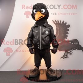 Costume Mascotte Redbrokoly De Colombe Noire Personnage Habillé D Une Veste En Cuir Et De Lacets De Chaussures