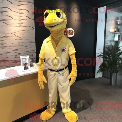 Costume De Mascotte Redbrokoly De Python Jaune Habillé D Une Chemise Henley Et D Épinglettes