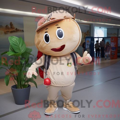Personnage Mascotte Redbrokoly De Tomate Beige Habillé Avec Un Polo Et Des Sacs À Dos