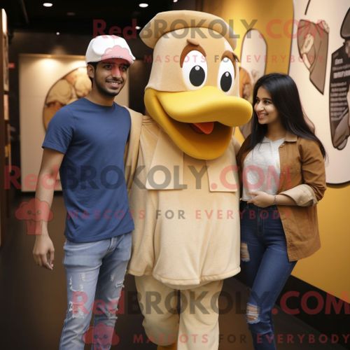 Costume Mascotte Redbrokoly De Poulet Au Beurre Beige Personnage Habillé Avec Un Jean Boyfriend Et Des Bérets