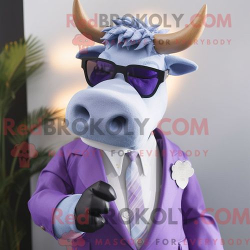 Personnage Mascotte Redbrokoly De Taureau Lavande Habillé Avec Une Veste De Costume Et Des Lunettes De Soleil