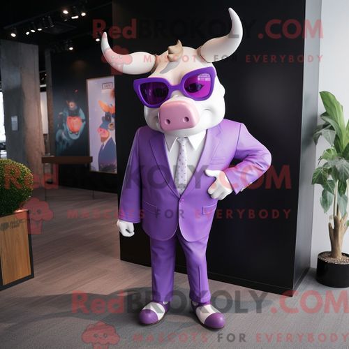 Personnage Mascotte Redbrokoly De Taureau Lavande Habillé Avec Une Veste De Costume Et Des Lunettes De Soleil