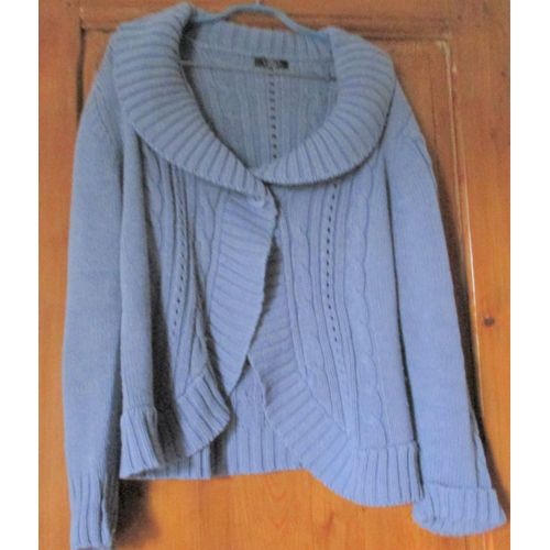 Gilet Avec Important Col Châle Fermé Par Un Gros Bouton-Pans De Devant Arrondis-Manches Longues Avec Poignets Retournés-Effet De Grosses Côtes Par Endroits-Marque Bm Taille L-Coloris Bleu