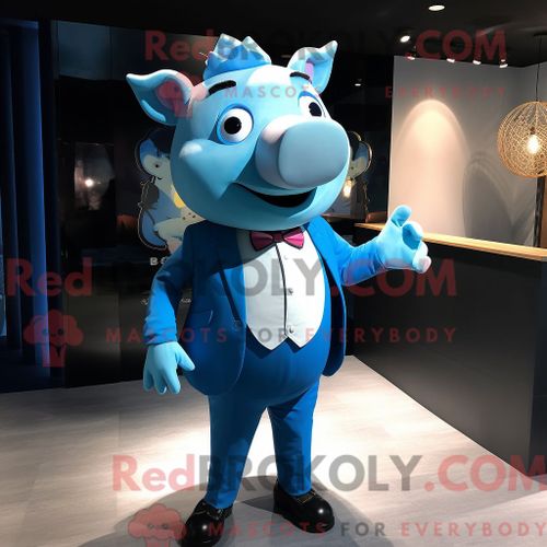 Personnage De Costume De Mascotte Redbrokoly Rose Magenta Habillé Avec Une Robe Trapèze Et Des Ceintures De Smoking
