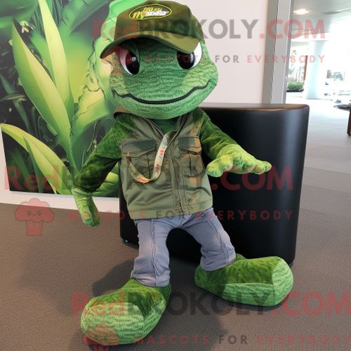 Personnage De Costume De Mascotte Redbrokoly De Python Vert Habillé Avec Un Jean Bootcut Et Des Écharpes