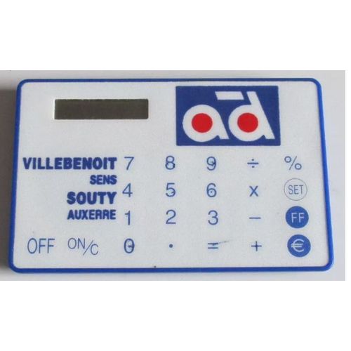 Petite calculatrice plate de AD (Autodistribution Auto) de Villebenoit-fonds face avant blanc dos bleu-pile à changer pour la faire éventuellement fonctionner