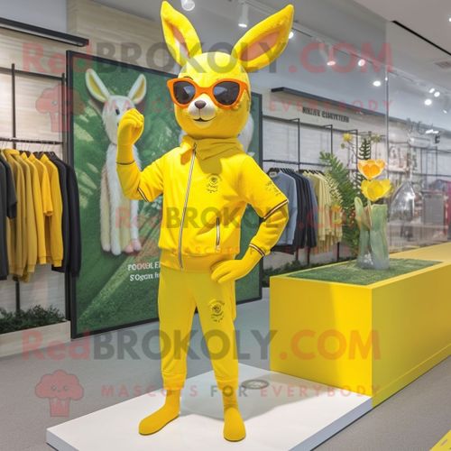Personnage De Costume De Mascotte Redbrokoly De Chevreuil Jaune Citron Habillé D'un Jogging Et De Lunettes