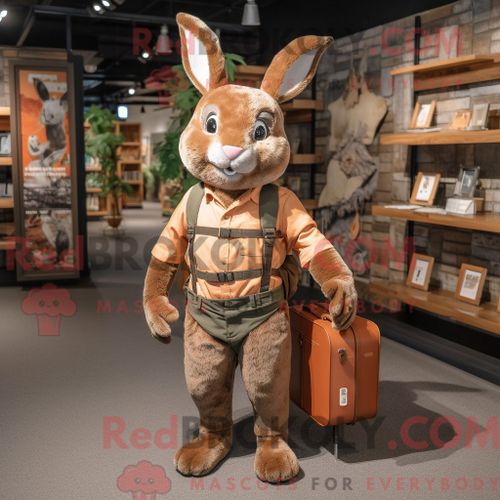 Personnage De Costume De Mascotte Redbrokoly De Lapin Sauvage Rouille Habillé D Un Pantalon Cargo Et De Sacs Messager
