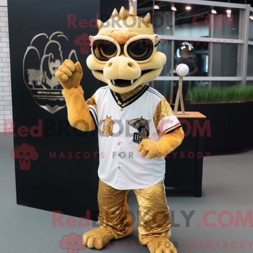 Personnage De Costume De Mascotte Redbrokoly De Dragon D Or Habillé Avec Un T-Shirt De Baseball Et Des Lunettes
